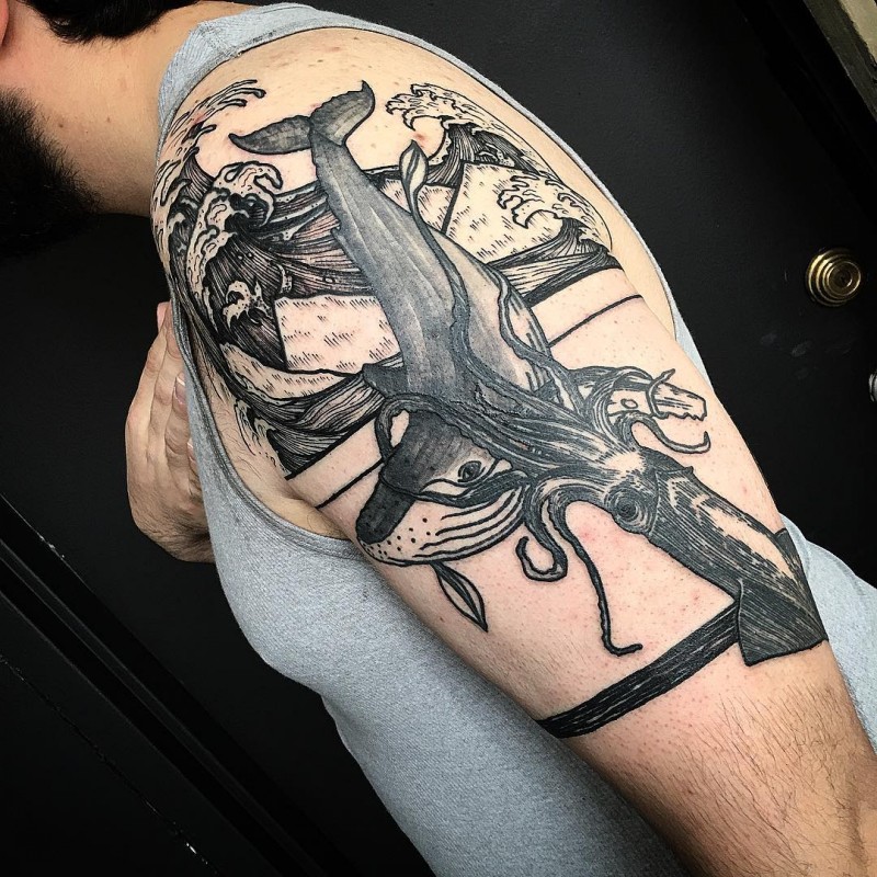 大臂雕刻风格黑色鲸鱼与鱿鱼纹身图案