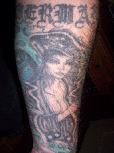 美丽的海盗女子小臂纹身图案