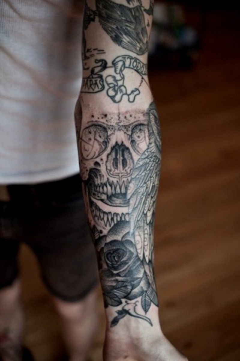 手臂简单的黑色点刺骷髅与玫瑰纹身图案