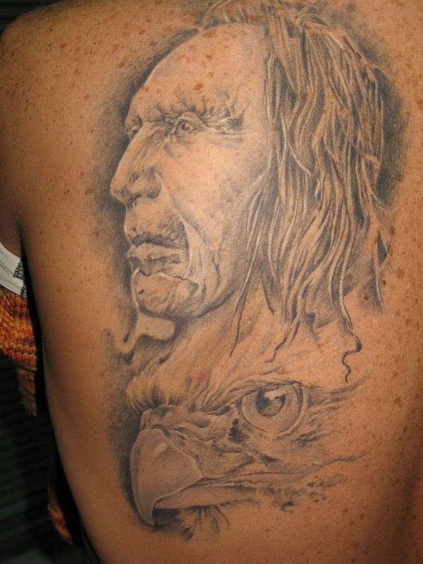 背部男性头像和鹰头纹身图案