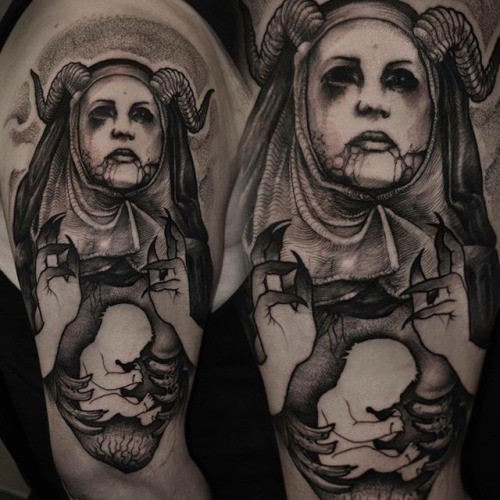 手臂黑色的恶魔女人与小宝宝纹身图案