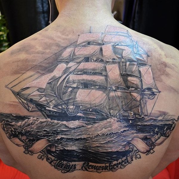 背部非常惊险的大帆船与波浪纹身图案