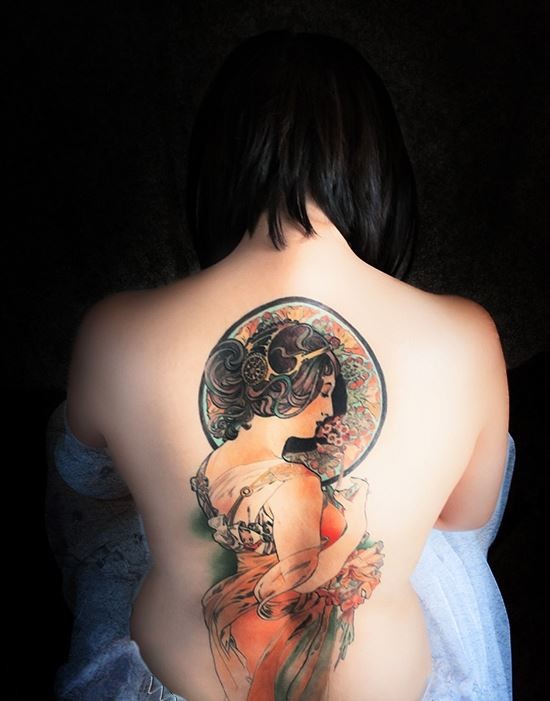 背部漂亮的女人肖像彩绘纹身图案