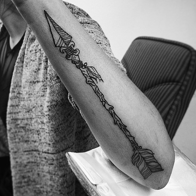 小臂梦幻的黑色线条印度箭纹身图案