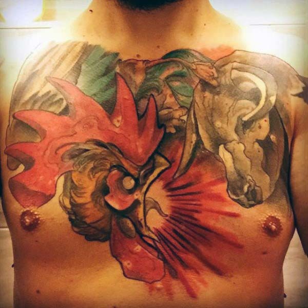 胸部彩绘牛和公鸡战斗纹身图案