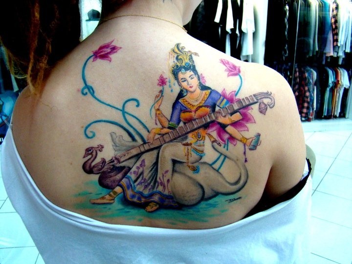 背部漂亮的彩色印度女子和乐器纹身图案