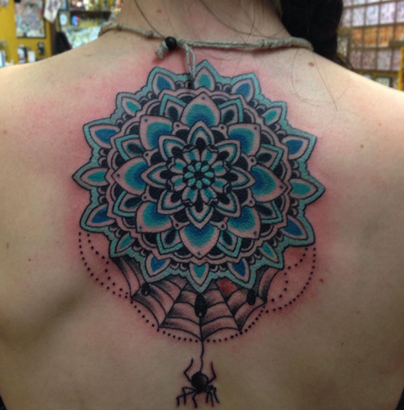 背部好看的蓝色梵花与小蜘蛛纹身图案