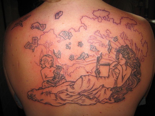 背部女性她的孩子在阅读书籍纹身图案