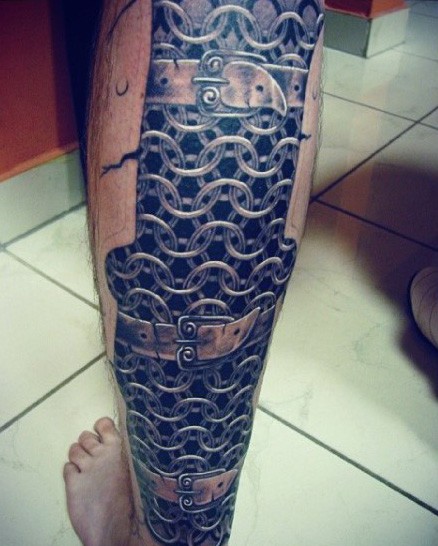 小腿非常写实的黑白中世纪铁链甲纹身图案