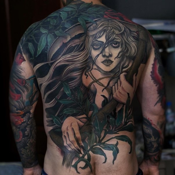 背部新风格彩色的女子和植物纹身图案