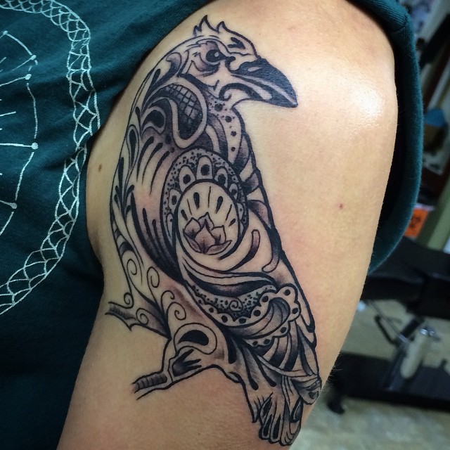 大臂黑灰小鸟装饰风格纹身图案