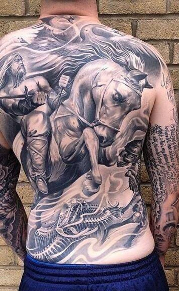 背部惊人的黑白骑手和马纹身图案