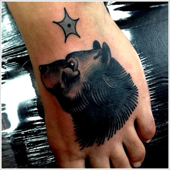 脚背黑色熊头与星星纹身图案