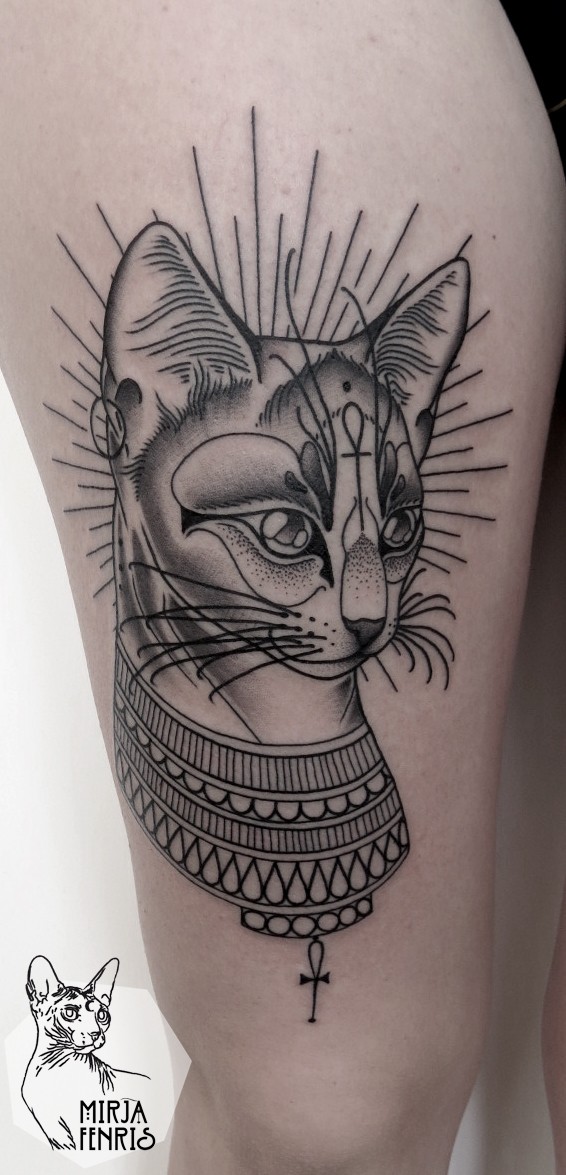 大腿雕刻风格黑色埃及猫与符号纹身图案