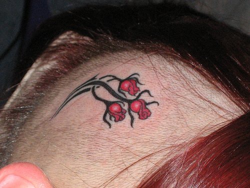 头部小小的美丽玫瑰纹身图案