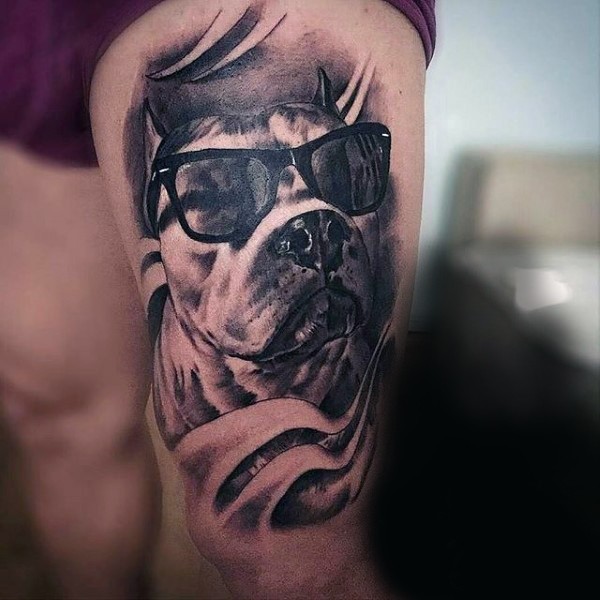 大腿写实的黑白狗和眼镜纹身图案