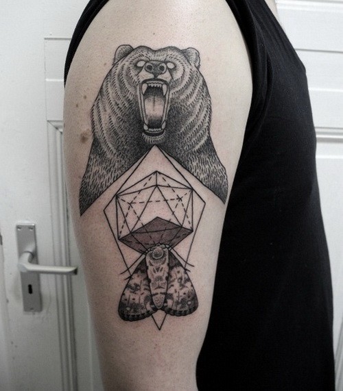 邪恶的黑熊和几何飞蛾点刺手臂纹身图案