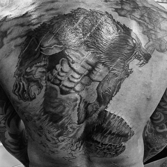 背部插画风格强大的狼人黑白纹身图案
