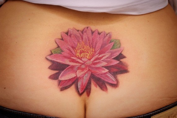 腰部可爱的红色莲花纹身图案