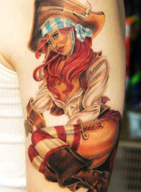 手臂非常逼真的彩色女郎纹身图案