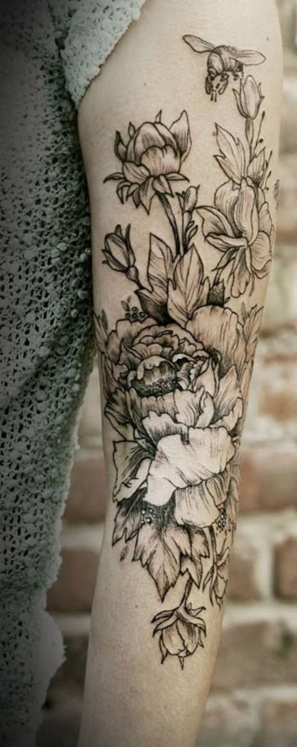 手臂黑色的线条花卉纹身图案