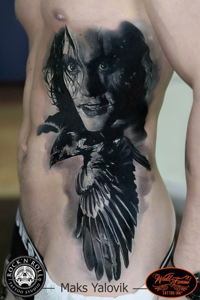 侧肋写实男性肖像与乌鸦黑色纹身图案