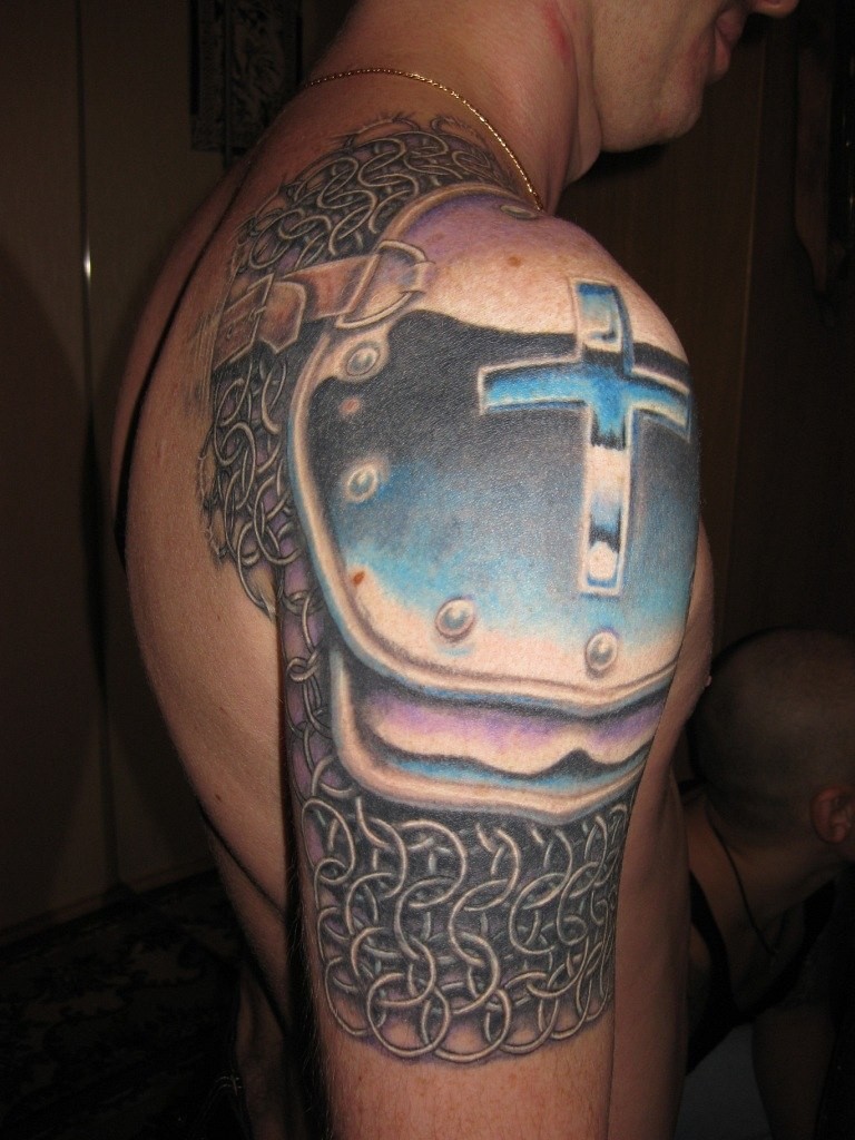 男性肩部闪亮的彩色盔甲纹身图案