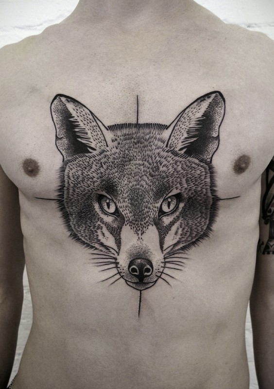 胸部黑色漂亮的狐狸头纹身图案