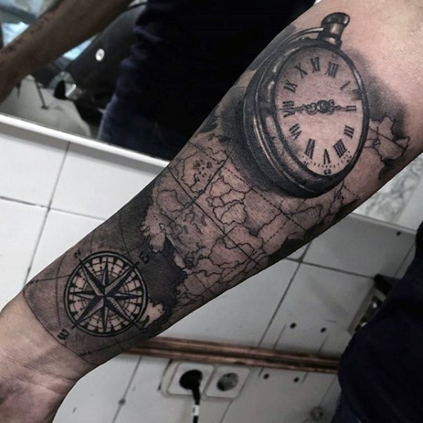 逼真的黑色时钟与航海世界地图手臂纹身图案