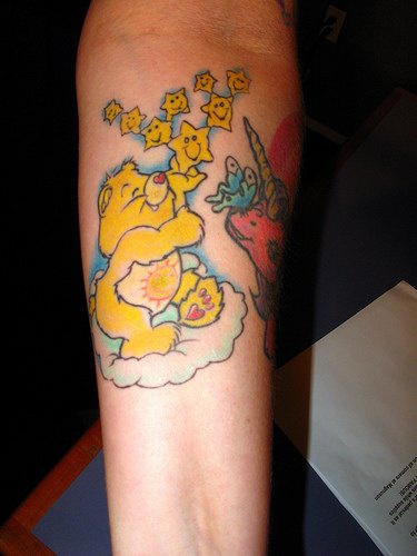 黄色熊和星星卡通纹身图案