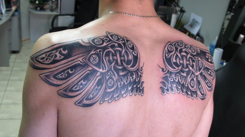 背部有趣的黑色翅膀与凯尔特符号纹身图案