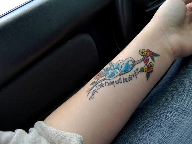 手臂可爱的彩色小鸟和小花字母纹身图案