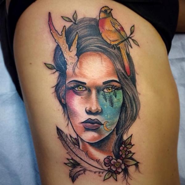 插画风格彩色女子脸与小鸟花朵纹身图案