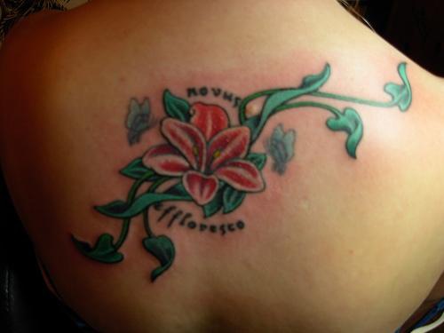 背部大红色百合花和叶子纹身图案