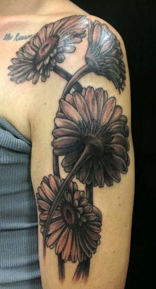 写实的黑色雏菊花手臂纹身图案