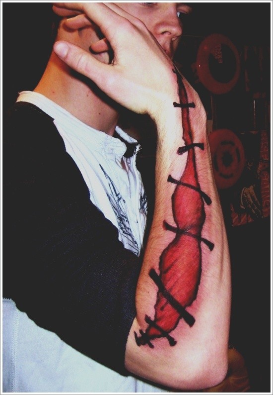 手臂很棒的彩色疤痕缝合个性纹身图案