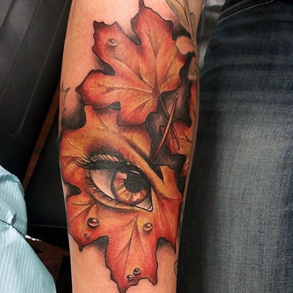 手臂天然的枫叶与神秘的眼睛纹身图案