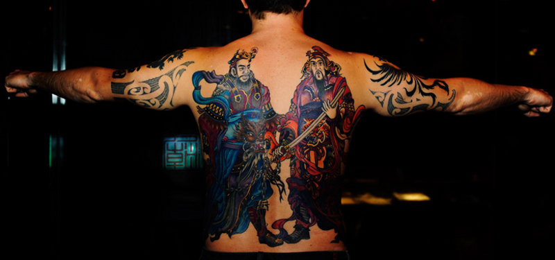 男性背部亚洲武士人像彩色纹身图案
