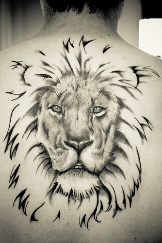 大狮子头黑色背部纹身图案