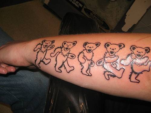 手臂上走路的可爱小熊纹身图案