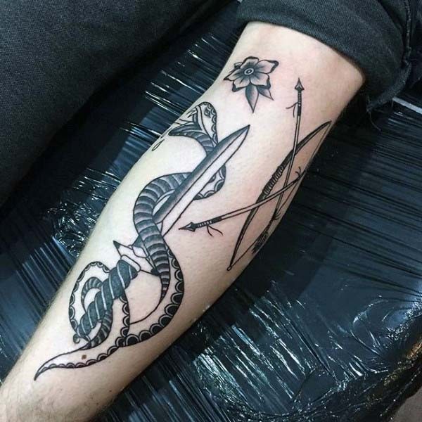 手臂黑白蛇与匕首组合纹身图案