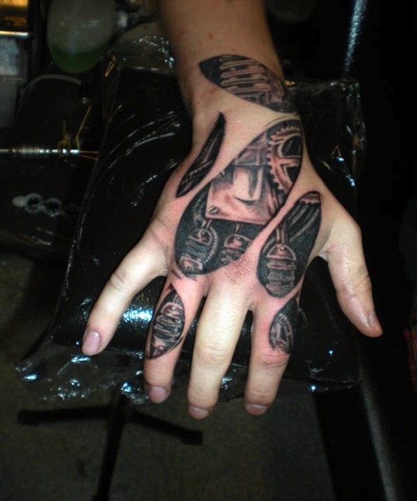 手背撕皮写实的机械纹身图案