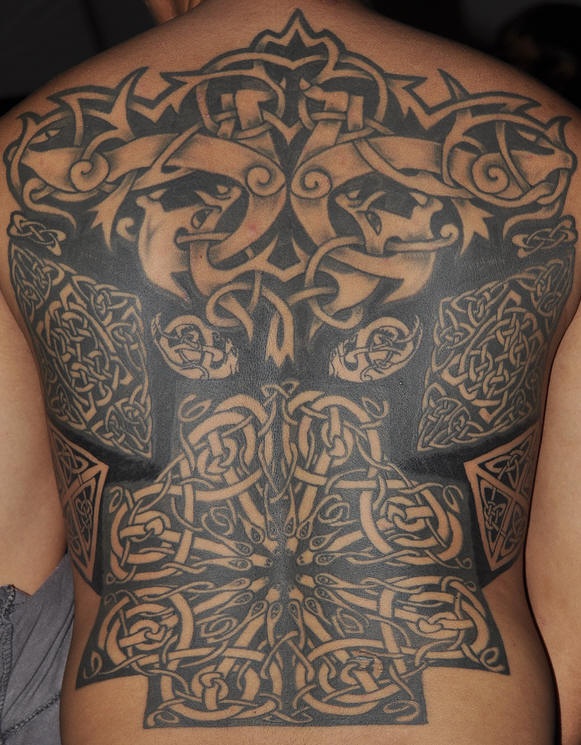 背部凯尔特风格黑灰纹身图案
