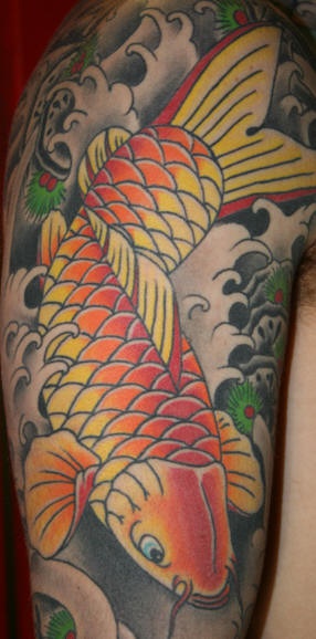 黄金亚洲锦鲤鱼纹身图案