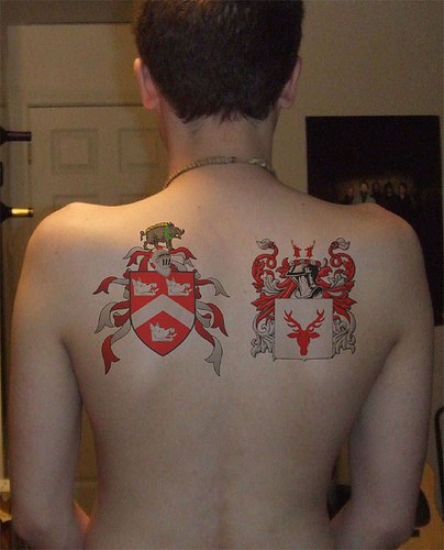红色和白色徽章背部纹身图案