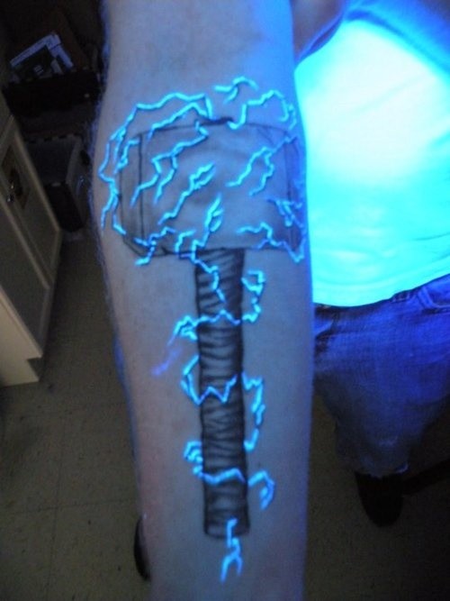 手臂可怕的锤子和荧光闪电纹身图案