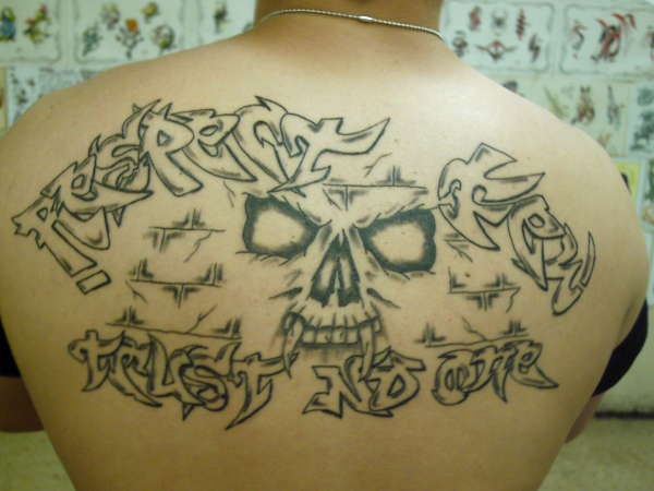 背部黑色恶魔脸与字母纹身图案
