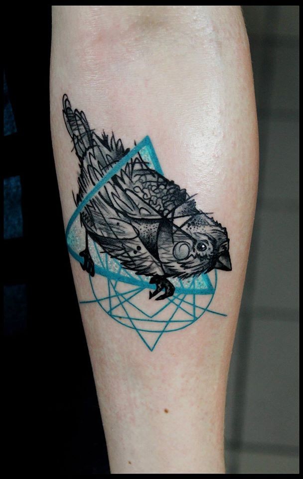 小臂彩色的小鸟与三角形纹身图案