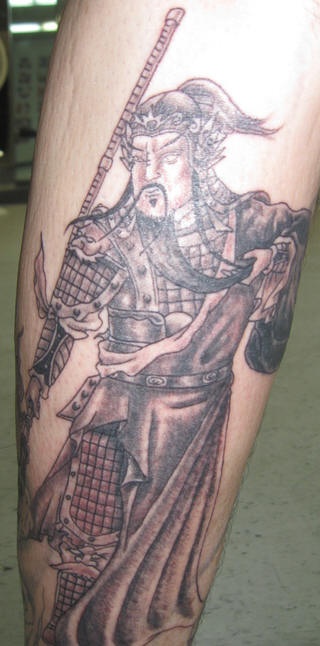 个性的亚洲战士与矛纹身图案