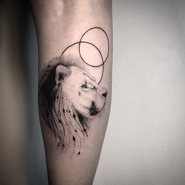 小腿黑色漂亮的身狮子头与圆纹身图案